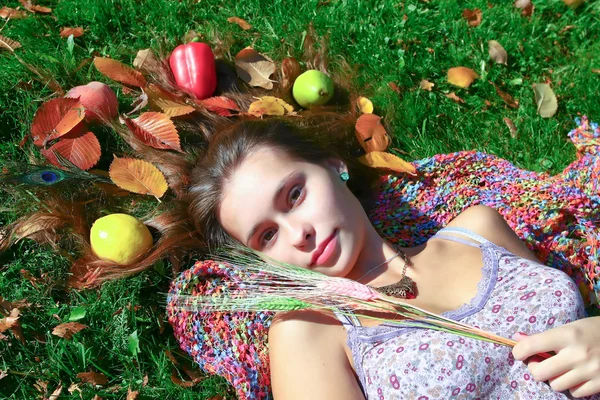 Portrait de jolie fille relaxant en plein air — Photo