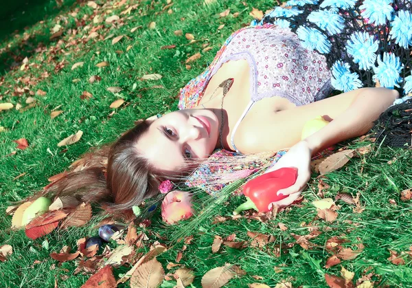 Retrato de chica bonita relajante al aire libre — Foto de Stock
