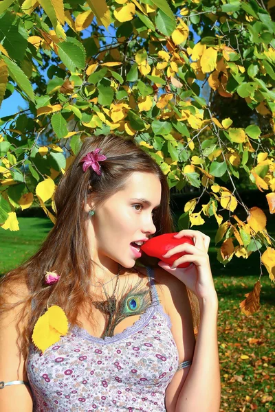 Portrét hezká dívka relaxační venkovní — Stock fotografie