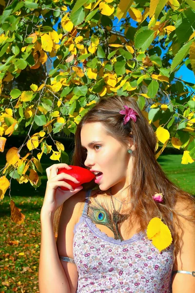 Retrato de chica bonita relajante al aire libre —  Fotos de Stock