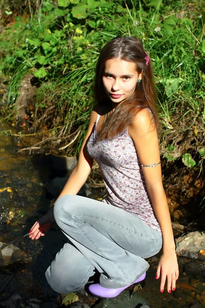 Retrato de menina bonita relaxante ao ar livre — Fotografia de Stock