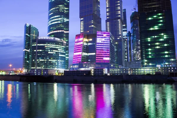 Osvětlené skleněné mrakodrapy v noci — Stock fotografie