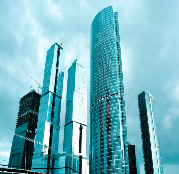 Grattacieli di vetro in burrasca — Foto Stock