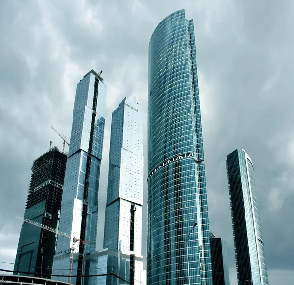 Стеклянные небоскребы в шторм — стоковое фото