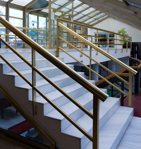 Escalera moderna dentro del centro de oficinas — Foto de Stock