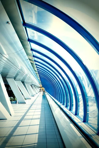 Błękitne szklanym korytarzem — Zdjęcie stockowe