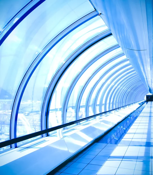 Синий стеклянный коридор — стоковое фото
