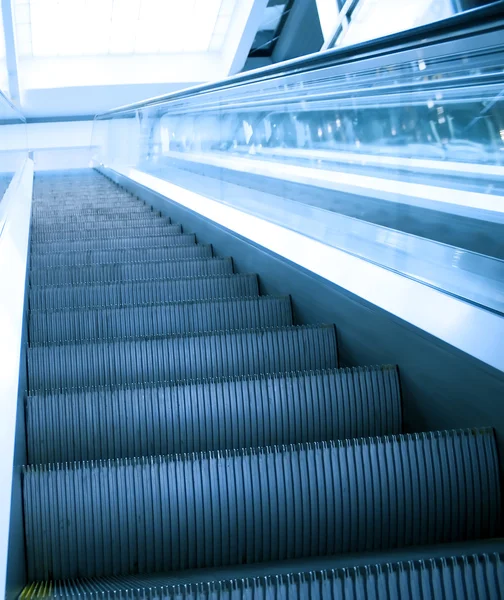 Movimiento de escaleras mecánicas que desaparecen en el centro comercial —  Fotos de Stock