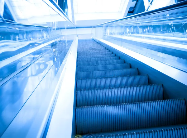 Ruch zbiegu schodów ruchomych w centrum handlowym — Zdjęcie stockowe