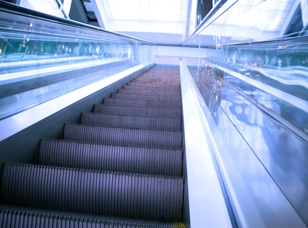 쇼핑몰에서 사라지는 에스컬레이터의 움직임 — 스톡 사진