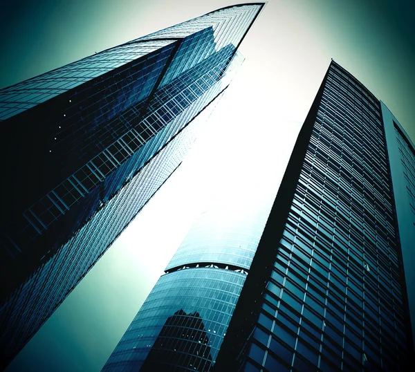 Rascacielos de negocios de vidrio moderno por la noche — Foto de Stock