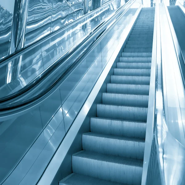 Escalera mecánica elevada en el aeropuerto — Foto de Stock