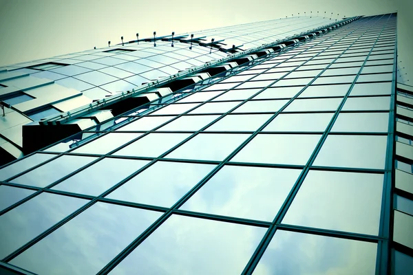 Σύγχρονη πράσινο γυαλί ουρανοξύστης προοπτική άποψη — Φωτογραφία Αρχείου