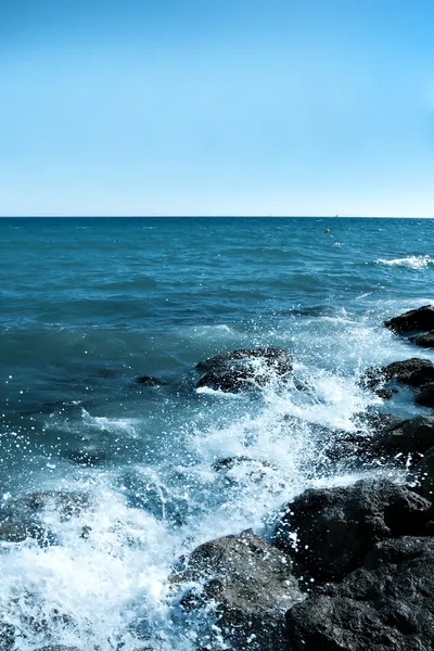 青緑色の波のしぶき — ストック写真