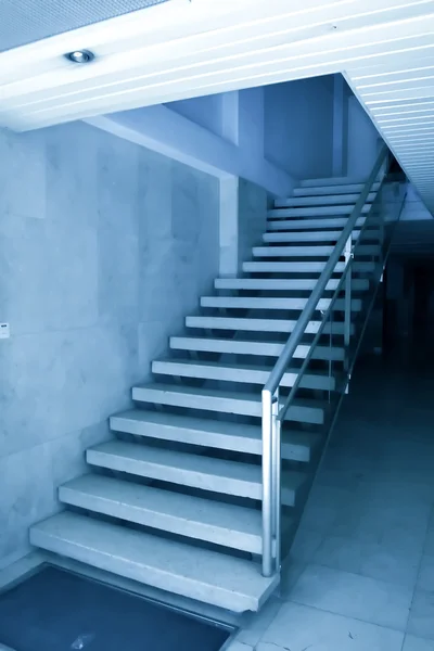 Escalera moderna dentro del centro de oficinas —  Fotos de Stock