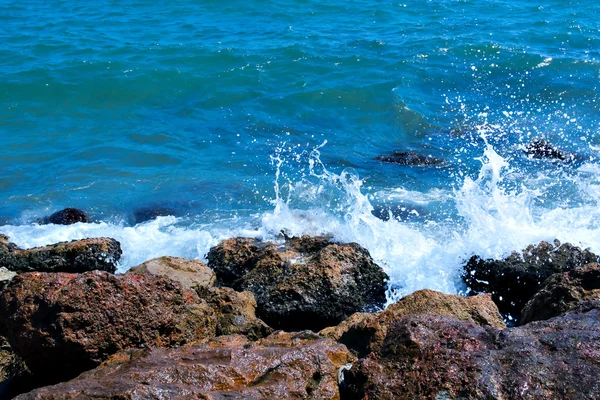 Turkuaz dalgaların sıçrama — Stok fotoğraf