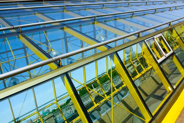 Fenêtres de couloir jaune à l'intérieur du centre de bureau — Photo