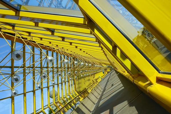 Perspektivischer Blick auf den modernen gelben Flur im Bürozentrum — Stockfoto