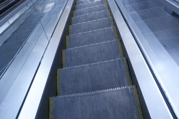 Rolltreppe im modernen Gebäude — Stockfoto
