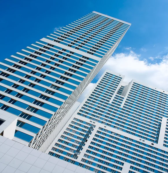 Slät yta av panoramautsikt över moderna byggnader skyskrapor — Stockfoto