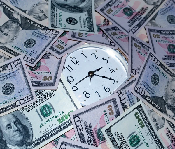 Klok en geld — Stockfoto