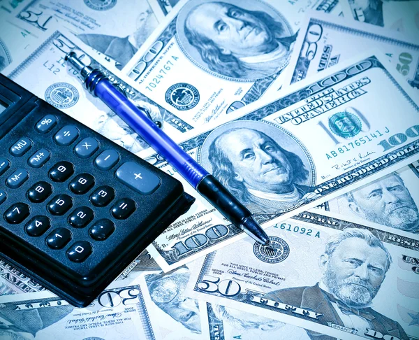 Heap dollar med penna och miniräknare — Stockfoto