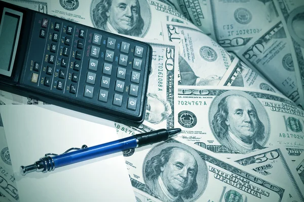 Bainha de dólares com caneta e calculadora — Fotografia de Stock