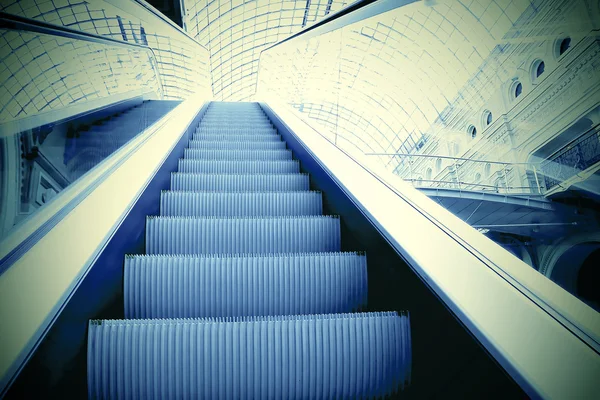 Rörliga rulltrappa i office center — Stockfoto