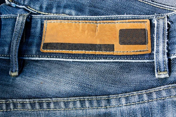 Blå jeans med Tom läder etikett — Stockfoto