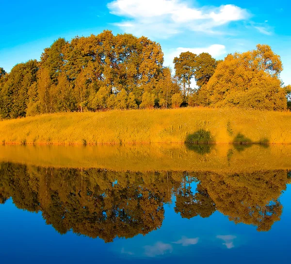 Symmetric reflection in lake — Stock Photo, Image