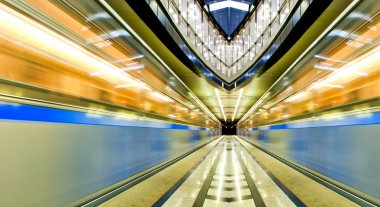 Mermer zemin ile canlı simetrik ışıklı metro istasyonu