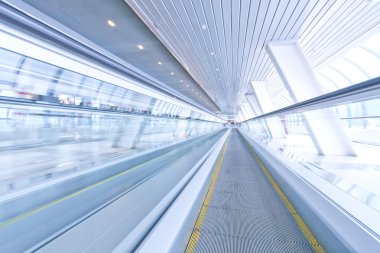 çağdaş Havaalanı içinde futuristik yürüyen merdiven