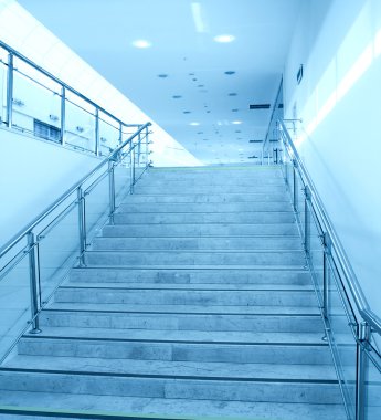 iluuminated çağdaş merdiven kapalı geniş Salonu