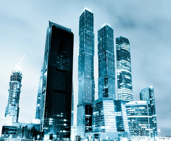 Perspectief weergave aan glas high-rise bouw van wolkenkrabbers op nigh — Stockfoto
