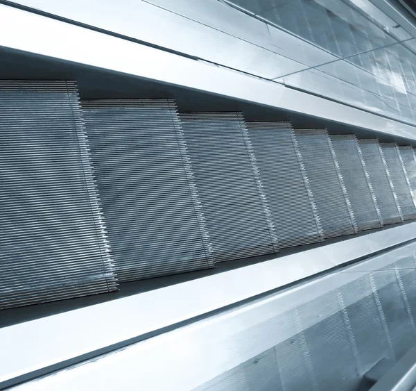 Escalator a modern épületben — Stock Fotó