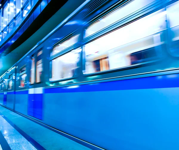 Oranje trein verlaten van het platform aan het afnemen — Stockfoto