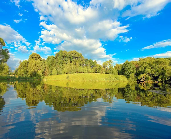 Pittoreska scen i vackra landsbygden sjö — Stockfoto