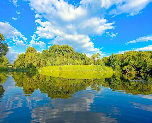 Pintoresca escena de hermoso lago rural — Foto de Stock