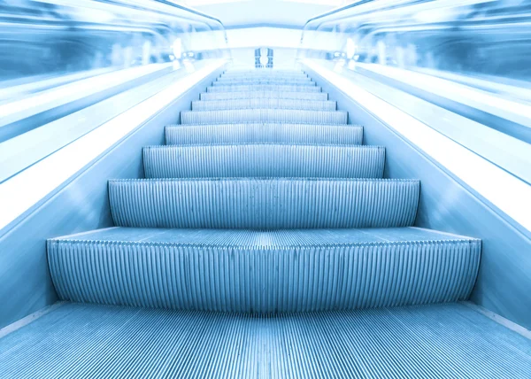 Modrá eskalátor v podnikání hall — Stock fotografie