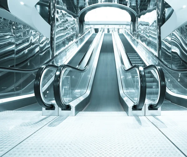 Affärsresa och rulltrappor på flygplatsen — Stockfoto