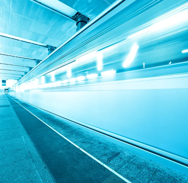 Plataforma subterrânea azul com trem em movimento — Fotografia de Stock
