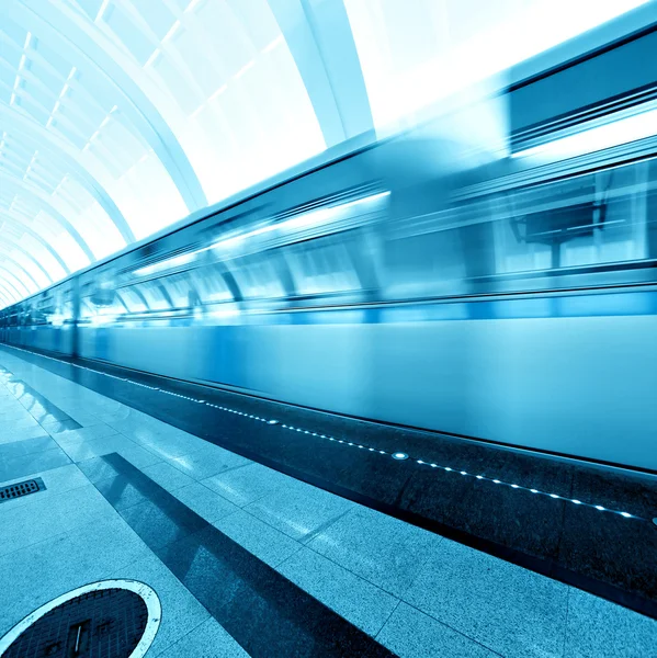 U-Bahnsteig mit fahrendem Zug — Stockfoto