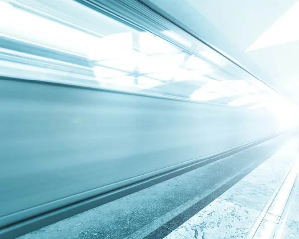Modern metro istasyonu tren hareket ile aydınlatılmış — Stok fotoğraf