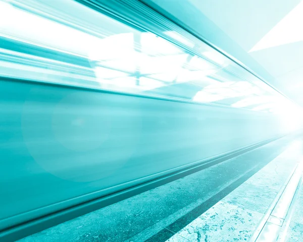 Modern metro istasyonu tren hareket ile aydınlatılmış — Stok fotoğraf