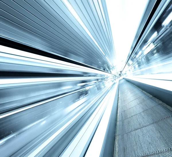 高速移動エスカレーターの広角 — ストック写真