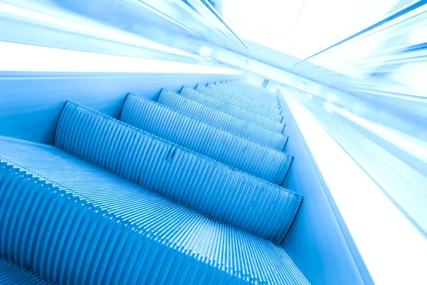 Escalera mecánica moderna azul en el centro de negocios — Foto de Stock