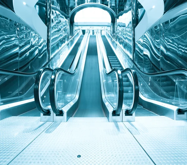 Επαγγελματικό πέρασμα και κυλιόμενες σκάλες στο αεροδρόμιο — Φωτογραφία Αρχείου