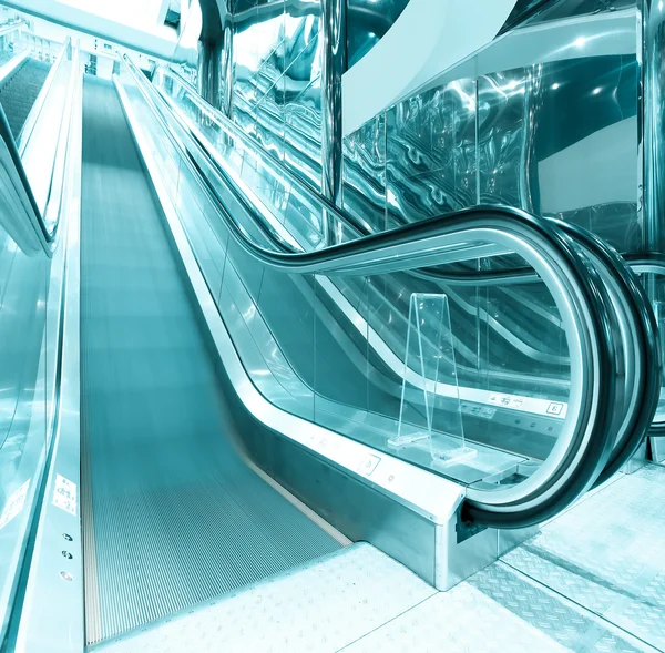 在现代机场自动扶梯 — 图库照片