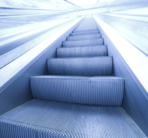 在现代机场自动扶梯 — 图库照片