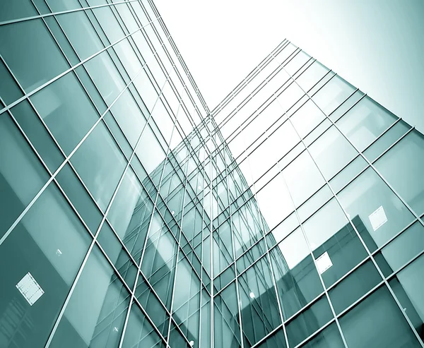 Перспективний вид на скляні висотні будівельні хмарочоси поблизу — стокове фото
